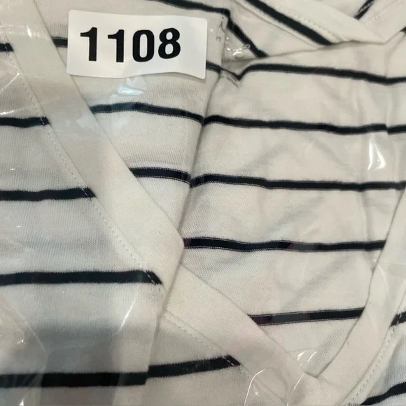 Isabel Maternity Shirt Size Large Black White Short Sleeve V-Neck Side Shirred - Picture 5 of 5